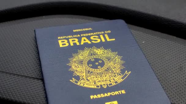 Passaporte Brasileiro Posicionado Painel Carro Pronto Para Novas Viagens Pronto — Vídeo de Stock