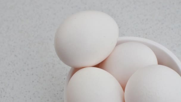 Encantador Detalle Huevos Frescos Tazón Realzando Pureza Sobre Fondo Claro — Vídeos de Stock