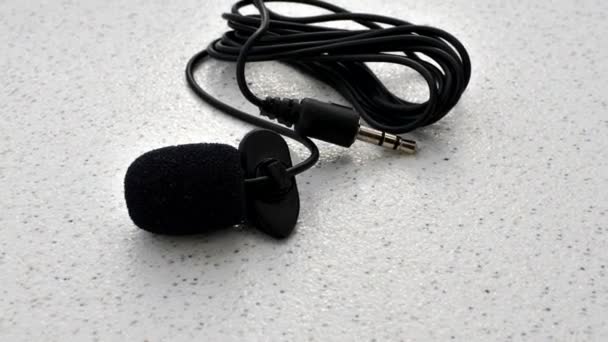 Pürüzsüz Bir Yüzeye Vurgulanmış Lavalier Mikrofonu Temiz Profesyonel Kayıtlar Için — Stok video