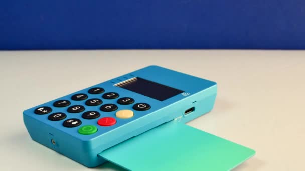 Bleu Vif Machine Cartes Portable Démarque Sur Une Surface Lisse — Video