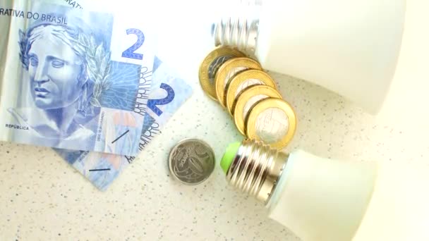 Idéia Brilhante Lâmpada Sobre Dinheiro Brasileiro Ilustrando Poupança Gestão Contas — Vídeo de Stock
