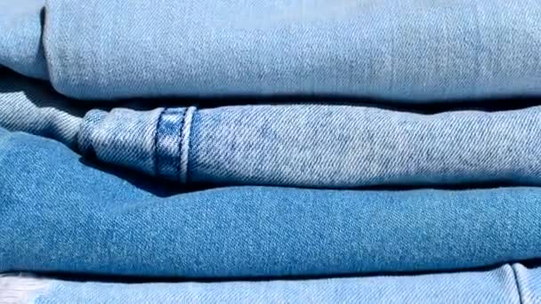 Entspannter Stil Nahaufnahme Von Gefalteten Jeanshosen Ideal Für Lässige Modeprojekte — Stockvideo