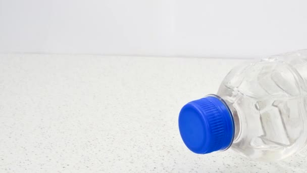 Κοντινό Πλάνο Ενός Ανακυκλωμένου Πλαστικού Μπουκαλιού Προωθώντας Την Ευαισθητοποίηση Σχετικά — Αρχείο Βίντεο