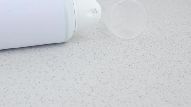 Primer Plano Del Spray Desodorante Mostrando Diseño Elegante Ideal Para — Vídeo de stock