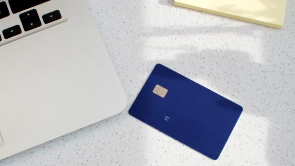 信用卡放在笔记本电脑旁边 代表着数字时代的交易 笔记本电脑和信用卡的完美组合 方便网上购物 — 图库视频影像