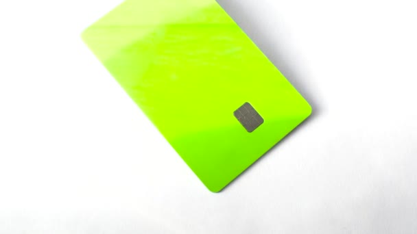 信用卡在白色的表面上 象征着在一个干净的环境中财务上的可能性 白面信用卡 中性金融环境下的优雅与实用 — 图库视频影像