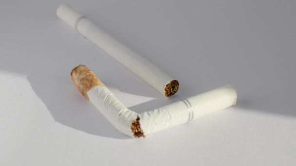 在白色表面隔离的香烟 代表对健康危害的警觉 突出健康 白色背景上的香烟图像 说明烟草的负面影响 — 图库视频影像