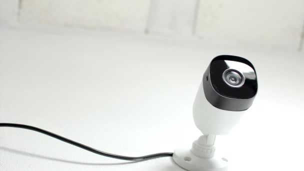 Waakzaam Oog Witte Muur Gemonteerde Beveiligingscamera Voor Betrouwbare Surveillance Voor — Stockvideo
