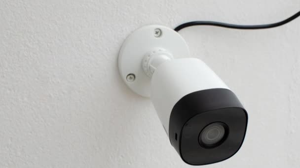 ホーム保護 安全を監視し 保障するためにバルコニーに戦略的に取付けられている回路カメラ — ストック動画