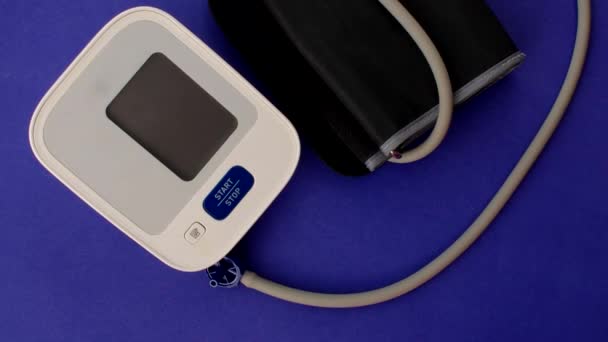 Monitor Presión Arterial Imagen Nítida Del Dispositivo Destacando Precisión Facilidad — Vídeo de stock