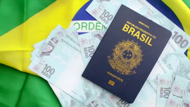 Versión Pasaporte Brasileño 100 Billetes Reales Bandera Nacional Una Imagen — Vídeo de stock