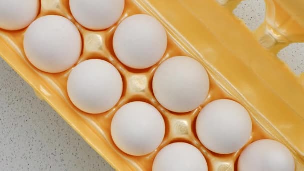 Close Ovos Embalagens Amarelas Precisamente Dispostos Uma Superfície Clara Exalando — Vídeo de Stock