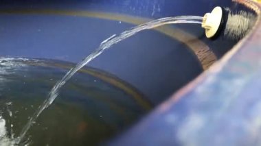 Su tankı temiz içme suyuyla dolduruluyor, su kaynağı altyapısı sergileniyor.