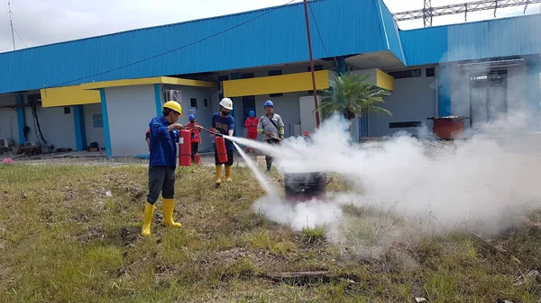 Banjarmasin Indonesia November 2021 Laki Laki Mensimulasikan Alat Pemadam Api Stok Gambar