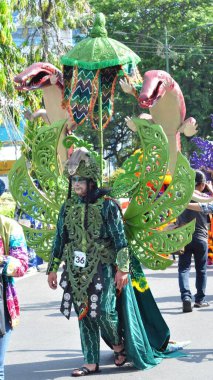 Banjarmasin, Güney Kalimantan, Endonezya - 01 Ekim 2022: Dayak ve Sasirangan modası, Güney Kalimantan eyalet hükümetinin düzenlediği kültür festivali karnavalında sahnelendi