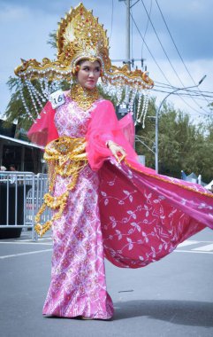 Banjarmasin, Güney Kalimantan, Endonezya - 01 Ekim 2022: Dayak ve Sasirangan modası, Güney Kalimantan eyalet hükümetinin düzenlediği kültür festivali karnavalında sahnelendi