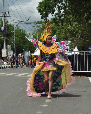 Banjarmasin, Güney Kalimantan, Endonezya - 01 Ekim 2022: Dayak ve Sasirangan modası, Güney Kalimantan eyalet hükümetinin düzenlediği kültür festivali karnavalında sahnelendi