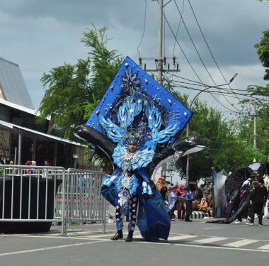 Banjarmasin, Güney Kalimantan, Endonezya - 01 Ekim 2022: Dayak ve Sasirangan modası, Güney Kalimantan eyalet hükümetinin düzenlediği kültür festivali karnavalında sahnelendi