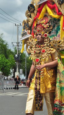 Banjarmasin, Güney Kalimantan, Endonezya - 01 Ekim 2022: Dayak ve Sasirangan modası, Güney Kalimantan eyalet hükümetinin düzenlediği kültür festivali karnavalında sahnelendi