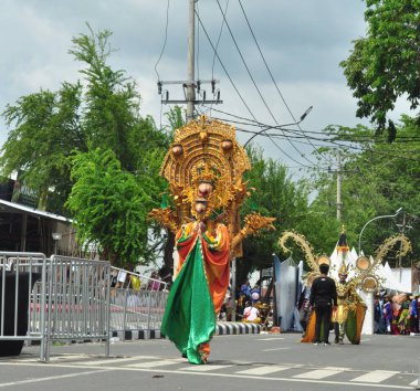 Banjarmasin, Güney Kalimantan, Endonezya - 01 Ekim 2022: Dayak ve Sasirangan modası, Güney Kalimantan eyalet hükümetinin düzenlediği kültür festivali karnavalında sahnelendi