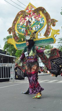 Banjarmasin, Güney Kalimantan, Endonezya - 01 Ekim 2022: Dayak ve Sasirangan modası, Güney Kalimantan eyalet hükümetinin düzenlediği kültür festivali karnavalında sahnelendi