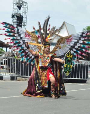 Banjarmasin, Güney Kalimantan, Endonezya - 01 Ekim 2022: Dayak ve Sasirangan modası, Güney Kalimantan eyalet hükümetinin düzenlediği kültür festivali karnavalında sahnelendi