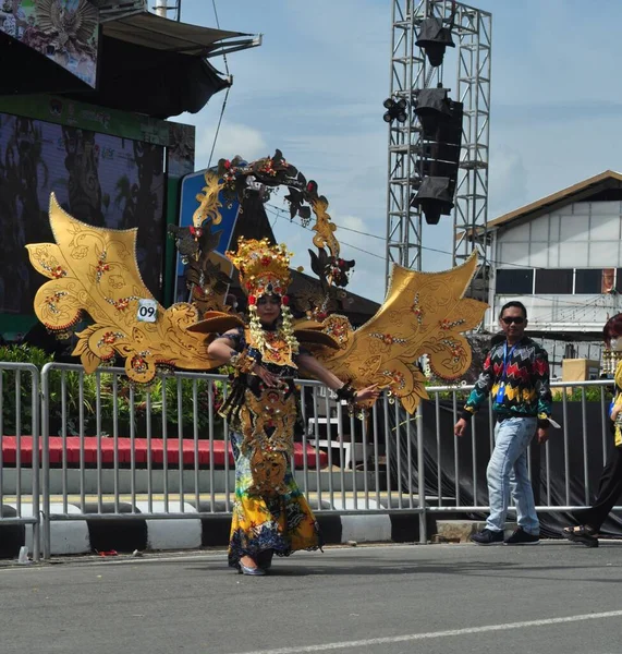 2022年10月1日 在南加里曼丹省政府举办的文化节狂欢节上 Dayak和Sasirangan时装表演 — 图库照片