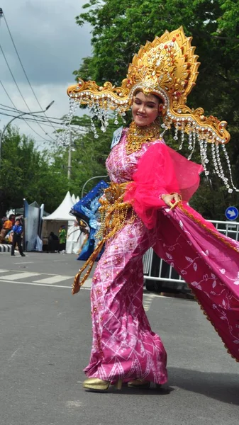 インドネシア 南カリマンタン州バンジャルマシン 2022年10月1日 南カリマンタン州政府が開催した文化的ファッション祭りのカーニバル中に行われたデイクとサシランガンのファッション — ストック写真