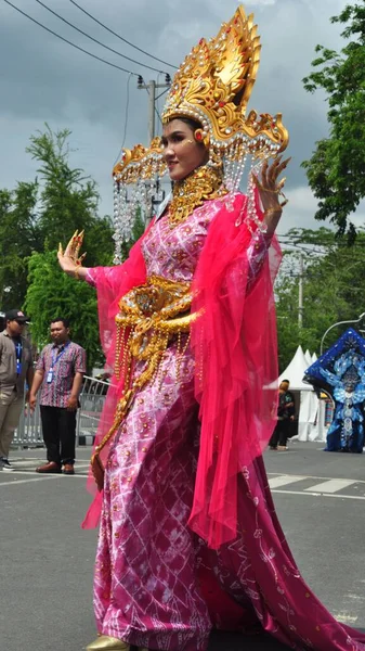 Banjarmasin, Güney Kalimantan, Endonezya - 01 Ekim 2022: Dayak ve Sasirangan modası, Güney Kalimantan eyalet hükümetinin düzenlediği kültür festivali karnavalında sahnelendi