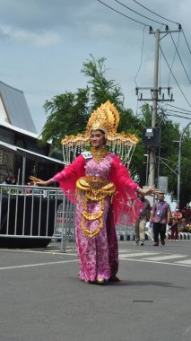 Banjarmasin, Güney Kalimantan, Endonezya - 01 Ekim 2022: Dayak ve Sasirangan modası, Güney Kalimantan eyalet hükümetinin düzenlediği kültür festivali karnavalında sahnelendi