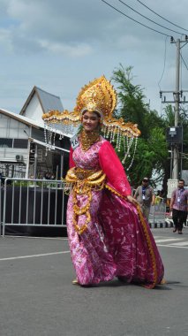 Banjarmasin, Güney Kalimantan, Endonezya - 01 Ekim 2022: Dayak ve Sasirangan modası, Güney Kalimantan eyalet hükümetinin düzenlediği kültür festivali karnavalında sahnelendi