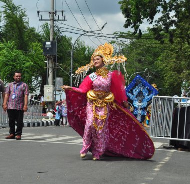 Banjarmasin, Güney Kalimantan, Endonezya - 01 Ekim 2022: Dayak ve Sasirangan modası, Güney Kalimantan eyalet hükümetinin düzenlediği kültür festivali karnavalında sahnelendi