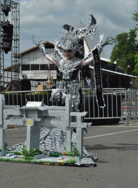 Banjarmasin, Güney Kalimantan, Endonezya - 01 Ekim 2022: Dayak ve Sasirangan modası, Güney Kalimantan eyalet hükümetinin düzenlediği kültür festivali karnavalında sahnelendi