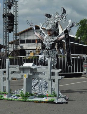 Banjarmasin, Güney Kalimantan, Endonezya - 01 Ekim 2022: Dayak ve Sasirangan modası, Güney Kalimantan eyalet hükümetinin düzenlediği kültür festivali karnavalında sahnelendi