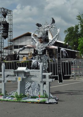 Banjarmasin, Güney Kalimantan, Endonezya - 01 Ekim 2022: Dayak ve Sasirangan modası, Güney Kalimantan eyalet hükümetinin düzenlediği kültür festivali karnavalında sahnelendi