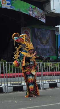 Banjarmasin, Güney Kalimantan, Endonezya - 01 Ekim 2022: Dayak ve Sasirangan modası, Güney Kalimantan eyalet hükümetinin düzenlediği kültür festivali karnavalında sahnelendi