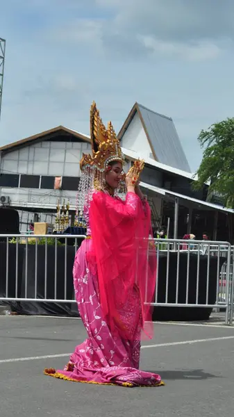 2022年10月1日 在南加里曼丹省政府举办的文化节狂欢节上 Dayak和Sasirangan时装表演 — 图库照片
