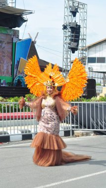 Banjarmasin, Güney Kalimantan, Endonezya - 01 Ekim 2022: Dayak ve Sasirangan modası, Güney Kalimantan eyalet hükümetinin düzenlediği kültür festivali karnavalında sahnelendi