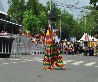 Banjarmasin, Güney Kalimantan, Endonezya - 01 Ekim 2022: Dayak ve Sasirangan modası, Güney Kalimantan eyalet hükümetinin düzenlediği kültür festivali karnavalında sahnelendi
