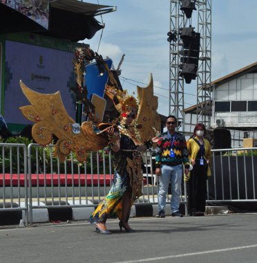 Banjarmasin, Güney Kalimantan, Endonezya - 01 Ekim 2022: Dayak ve Sasirangan modası, Güney Kalimantan eyalet hükümetinin düzenlediği kültür festivali karnavalında sahnelendi