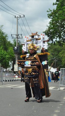Banjarmasin, Güney Kalimantan, Endonezya - 01 Ekim 2022: Dayak ve Sasirangan modası, Güney Kalimantan eyalet hükümetinin düzenlediği kültür festivali karnavalında sahnelendi