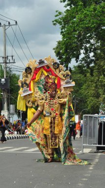 Banjarmasin, Güney Kalimantan, Endonezya - 01 Ekim 2022: Dayak ve Sasirangan modası, Güney Kalimantan eyalet hükümetinin düzenlediği kültür festivali karnavalında sahnelendi