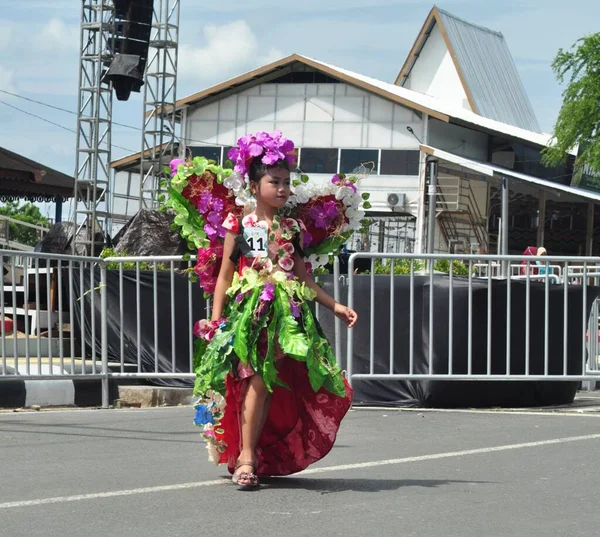 Banjarmasin South Kalimantan Indonesien Oktober 2022 Dayak Och Sasiranganskt Mode — Stockfoto