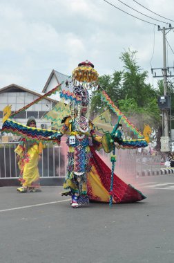 Banjarmasin, Güney Kalimantan, Endonezya - 01 Ekim 2022: Dayak ve Sasirangan modası, Güney Kalimantan eyalet hükümetinin düzenlediği kültür festivali karnavalında sahnelendi