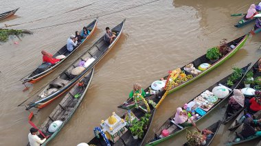 Martapura, Banjar Regency 30 Ekim 2022: Lok Baintan Yüzen Piyasa Festivali 2022, Lok Baintan Liman Köprüsü.