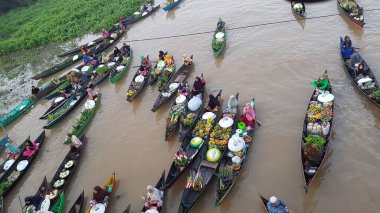 Martapura, Banjar Regency 30 Ekim 2022: Lok Baintan Yüzen Piyasa Festivali 2022, Lok Baintan Liman Köprüsü.