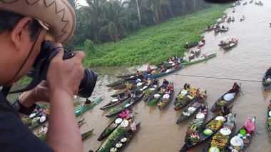 Martapura, Banjar Regency 30 Ekim 2022: Lok Baintan Yüzen Piyasa Festivali 2022, Lok Baintan Liman Köprüsü.