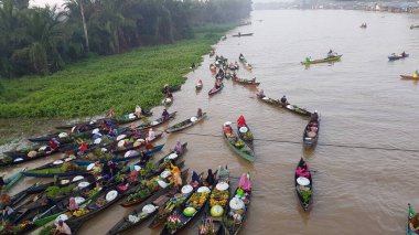 Martapura, Banjar Regency 30 Ekim 2022: Lok Baintan Yüzen Piyasa Festivali 2022, Lok Baintan Liman Köprüsü.