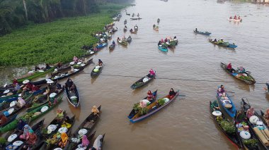 Martapura, Banjar Regency 30 Ekim 2022: Lok Baintan Yüzen Piyasa Festivali 2022, Lok Baintan Liman Köprüsü.