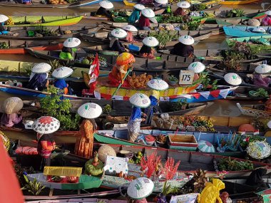 Martapura, Banjar Regency 30 Ekim 2022: Lok Baintan Yüzen Piyasa Festivali 2022, Lok Baintan Liman Köprüsü.